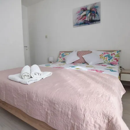Charming In With Balcony Apartment *