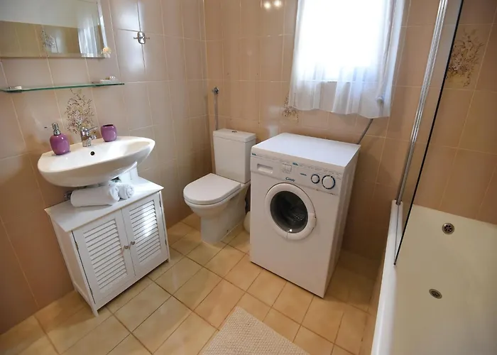 In By The Sea 马斯莱尼察