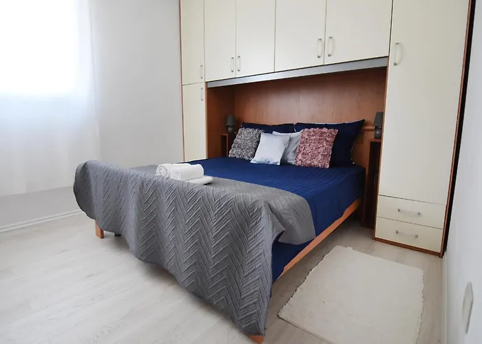 In By The Sea 马斯莱尼察